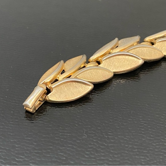 Vintage 50’s Crown Trifari Gold-tone Laurel Leaf Link 7.5” Bracelet - Picture 6 of 12